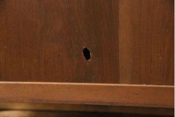 レトロ家具　昭和レトロ　前面タモ材　味わいのある風合いの鉄脚付キャビネット(ガラス戸棚、飾り棚、食器棚)