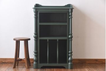 アンティーク家具　イギリスアンティーク　優雅なデザインが魅力のペイントキャビネット(本棚、飾り台)