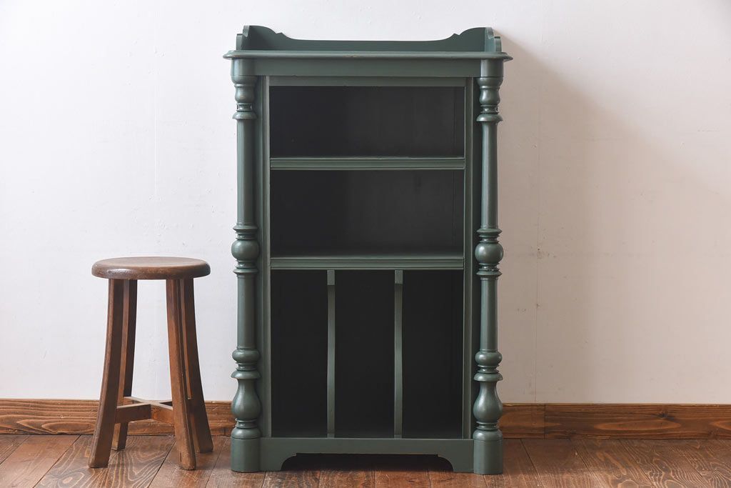 アンティーク家具 イギリスアンティーク 優雅なデザインが魅力のペイントキャビネット(本棚、飾り台)
