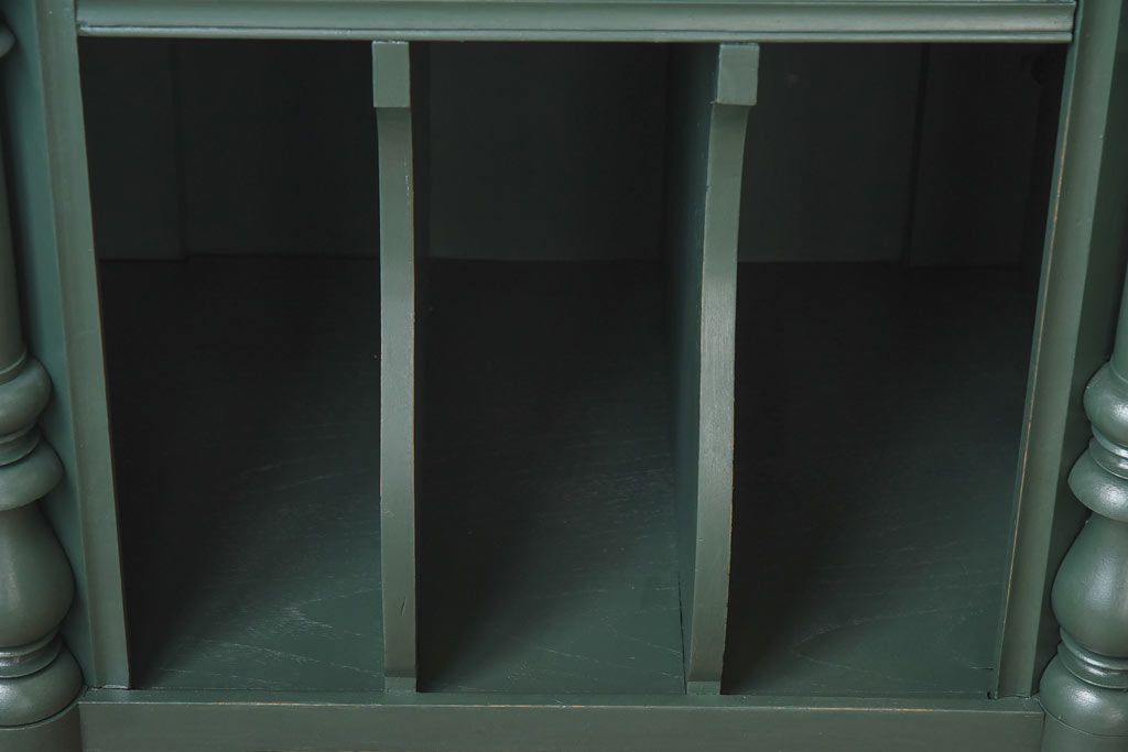 アンティーク家具 イギリスアンティーク 優雅なデザインが魅力のペイントキャビネット(本棚、飾り台)