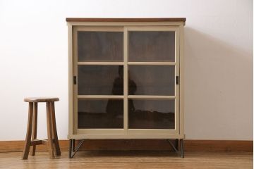 ペイント家具　ゆらゆらガラスが懐かしさ漂う鉄脚付キャビネット(ガラス戸棚、飾り棚)