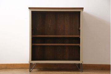 ペイント家具　ゆらゆらガラスが懐かしさ漂う鉄脚付キャビネット(ガラス戸棚、飾り棚)