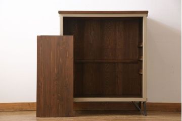 ペイント家具　ゆらゆらガラスが懐かしさ漂う鉄脚付キャビネット(ガラス戸棚、飾り棚)