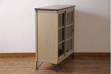 ペイント家具　ゆらゆらガラスが懐かしさ漂う鉄脚付キャビネット(ガラス戸棚、飾り棚)