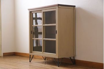ペイント家具　ゆらゆらガラスが懐かしさ漂う鉄脚付キャビネット(ガラス戸棚、飾り棚)