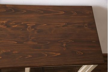 ペイント家具　ゆらゆらガラスが懐かしさ漂う鉄脚付キャビネット(ガラス戸棚、飾り棚)