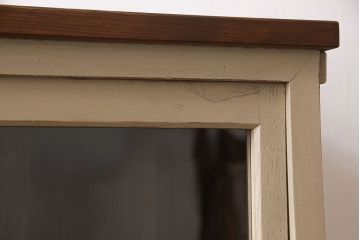 ペイント家具　ゆらゆらガラスが懐かしさ漂う鉄脚付キャビネット(ガラス戸棚、飾り棚)