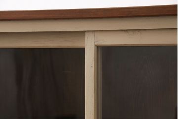 ペイント家具　ゆらゆらガラスが懐かしさ漂う鉄脚付キャビネット(ガラス戸棚、飾り棚)