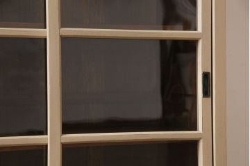 ペイント家具　ゆらゆらガラスが懐かしさ漂う鉄脚付キャビネット(ガラス戸棚、飾り棚)