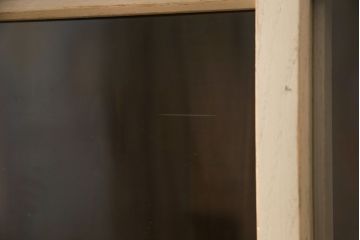 ペイント家具　ゆらゆらガラスが懐かしさ漂う鉄脚付キャビネット(ガラス戸棚、飾り棚)