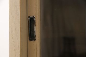 ペイント家具　ゆらゆらガラスが懐かしさ漂う鉄脚付キャビネット(ガラス戸棚、飾り棚)