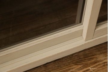 ペイント家具　ゆらゆらガラスが懐かしさ漂う鉄脚付キャビネット(ガラス戸棚、飾り棚)