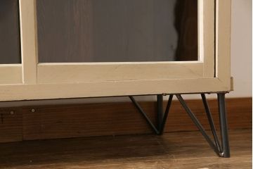 ペイント家具　ゆらゆらガラスが懐かしさ漂う鉄脚付キャビネット(ガラス戸棚、飾り棚)