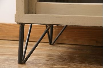 ペイント家具　ゆらゆらガラスが懐かしさ漂う鉄脚付キャビネット(ガラス戸棚、飾り棚)