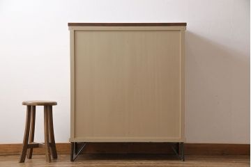 ペイント家具　ゆらゆらガラスが懐かしさ漂う鉄脚付キャビネット(ガラス戸棚、飾り棚)
