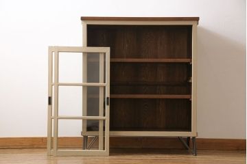 ペイント家具　ゆらゆらガラスが懐かしさ漂う鉄脚付キャビネット(ガラス戸棚、飾り棚)
