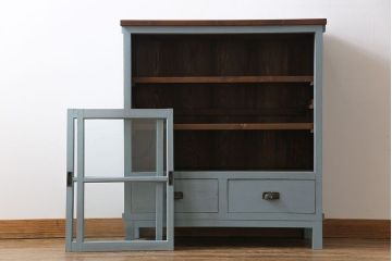 ペイント家具　ナチュラルな空間づくりにおすすめな脚付きキャビネット(飾り棚、食器棚)