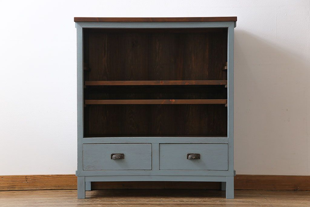 ペイント家具　ナチュラルな空間づくりにおすすめな脚付きキャビネット(飾り棚、食器棚)