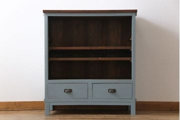 ペイント家具　ナチュラルな空間づくりにおすすめな脚付きキャビネット(飾り棚、食器棚)