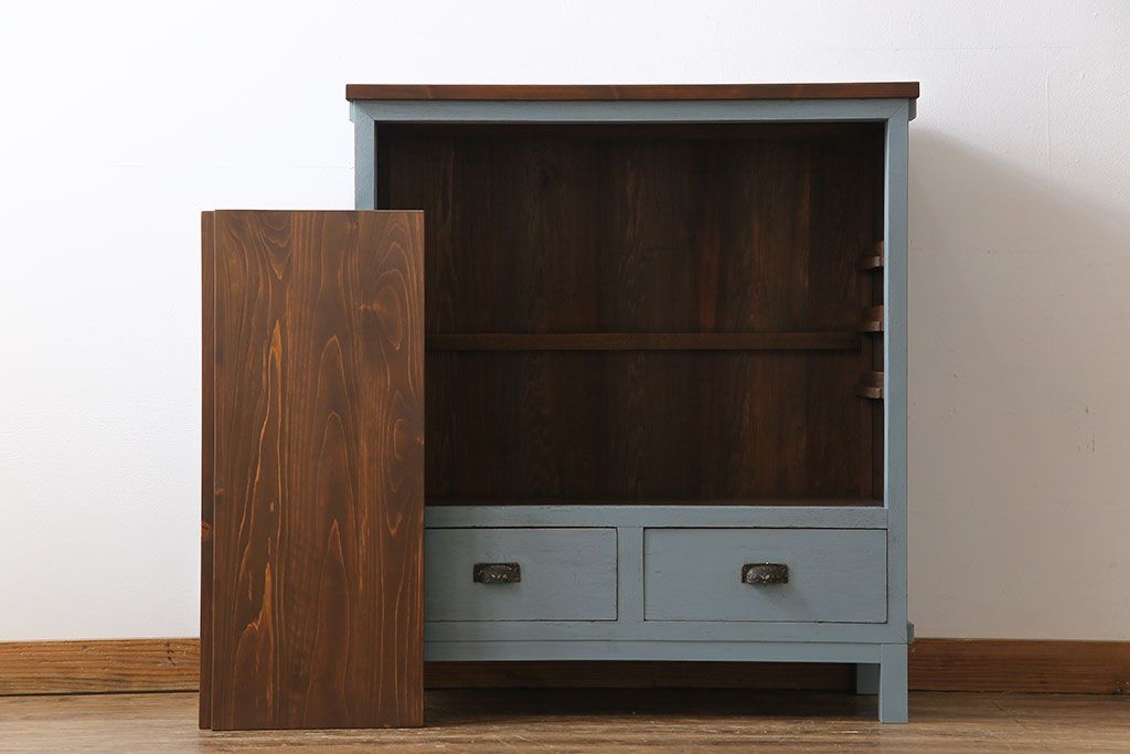 ペイント家具　ナチュラルな空間づくりにおすすめな脚付きキャビネット(飾り棚、食器棚)