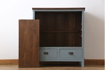 ペイント家具　ナチュラルな空間づくりにおすすめな脚付きキャビネット(飾り棚、食器棚)