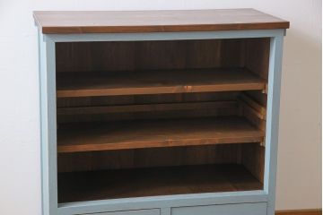 ペイント家具　ナチュラルな空間づくりにおすすめな脚付きキャビネット(飾り棚、食器棚)