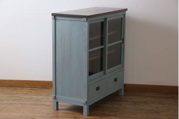 ペイント家具　ナチュラルな空間づくりにおすすめな脚付きキャビネット(飾り棚、食器棚)