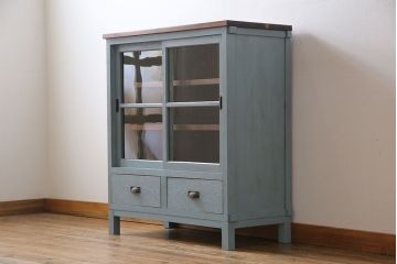 ペイント家具　ナチュラルな空間づくりにおすすめな脚付きキャビネット(飾り棚、食器棚)