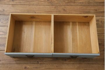 ペイント家具　ナチュラルな空間づくりにおすすめな脚付きキャビネット(飾り棚、食器棚)