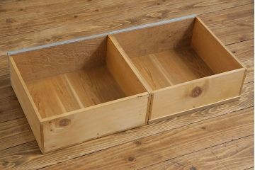 ペイント家具　ナチュラルな空間づくりにおすすめな脚付きキャビネット(飾り棚、食器棚)