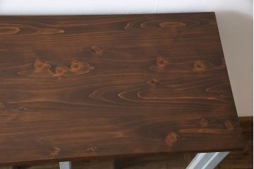 ペイント家具　ナチュラルな空間づくりにおすすめな脚付きキャビネット(飾り棚、食器棚)