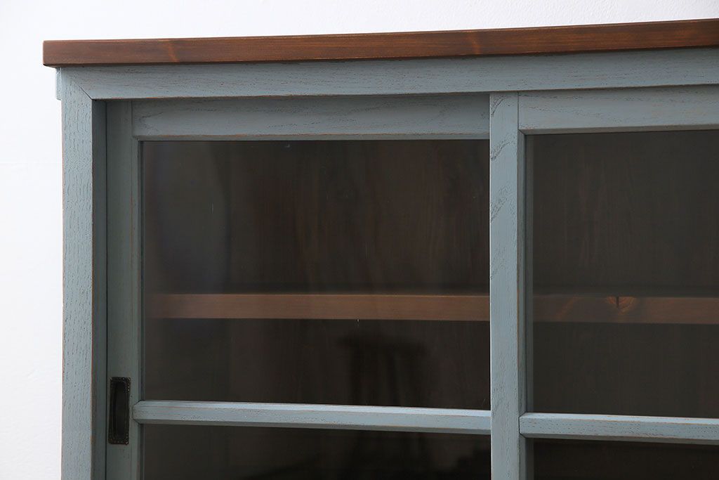 ペイント家具　ナチュラルな空間づくりにおすすめな脚付きキャビネット(飾り棚、食器棚)