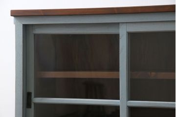 ペイント家具　ナチュラルな空間づくりにおすすめな脚付きキャビネット(飾り棚、食器棚)