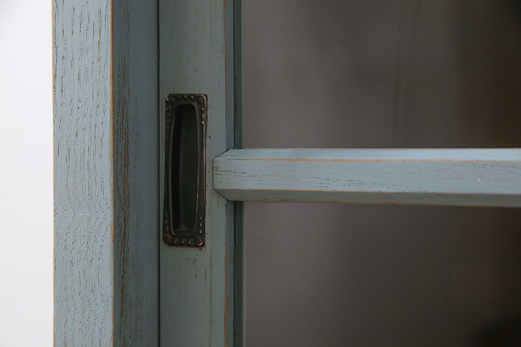 ペイント家具　ナチュラルな空間づくりにおすすめな脚付きキャビネット(飾り棚、食器棚)