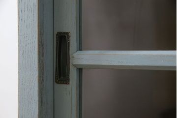 ペイント家具　ナチュラルな空間づくりにおすすめな脚付きキャビネット(飾り棚、食器棚)