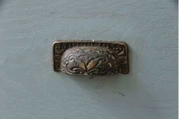 ペイント家具　ナチュラルな空間づくりにおすすめな脚付きキャビネット(飾り棚、食器棚)