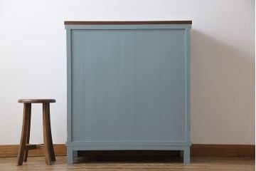 ペイント家具　ナチュラルな空間づくりにおすすめな脚付きキャビネット(飾り棚、食器棚)