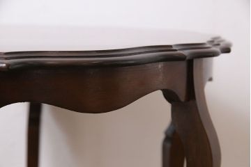 アンティーク家具　イギリスアンティーク　ウォールナット材　クラシカルな雰囲気漂うサイドテーブル(オケージョナルテーブル)