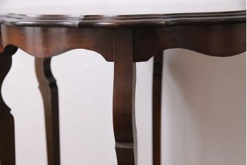 アンティーク家具　イギリスアンティーク　ウォールナット材　クラシカルな雰囲気漂うサイドテーブル(オケージョナルテーブル)