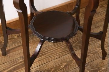アンティーク家具　イギリスアンティーク　ウォールナット材　クラシカルな雰囲気漂うサイドテーブル(オケージョナルテーブル)