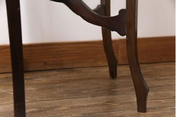 アンティーク家具　イギリスアンティーク　ウォールナット材　クラシカルな雰囲気漂うサイドテーブル(オケージョナルテーブル)