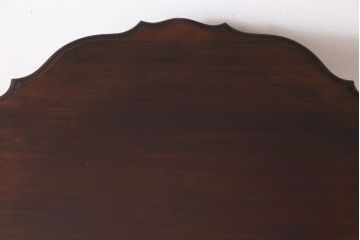アンティーク家具　イギリスアンティーク　ウォールナット材　クラシカルな雰囲気漂うサイドテーブル(オケージョナルテーブル)
