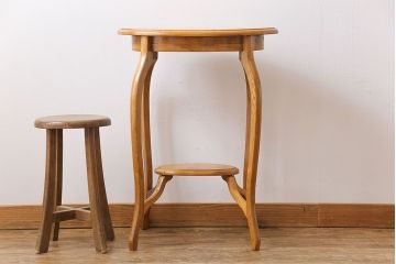 ヴィンテージ家具　イギリスビンテージ　カーブの付いたスリムな脚がおしゃれなサイドテーブル(花台、飾り台)