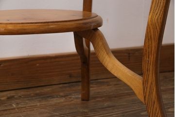 ヴィンテージ家具　イギリスビンテージ　カーブの付いたスリムな脚がおしゃれなサイドテーブル(花台、飾り台)