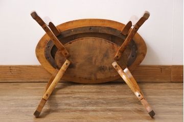 ヴィンテージ家具　イギリスビンテージ　カーブの付いたスリムな脚がおしゃれなサイドテーブル(花台、飾り台)