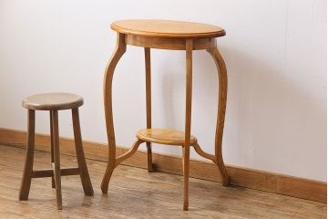 ヴィンテージ家具　イギリスビンテージ　カーブの付いたスリムな脚がおしゃれなサイドテーブル(花台、飾り台)