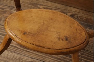 ヴィンテージ家具　イギリスビンテージ　カーブの付いたスリムな脚がおしゃれなサイドテーブル(花台、飾り台)