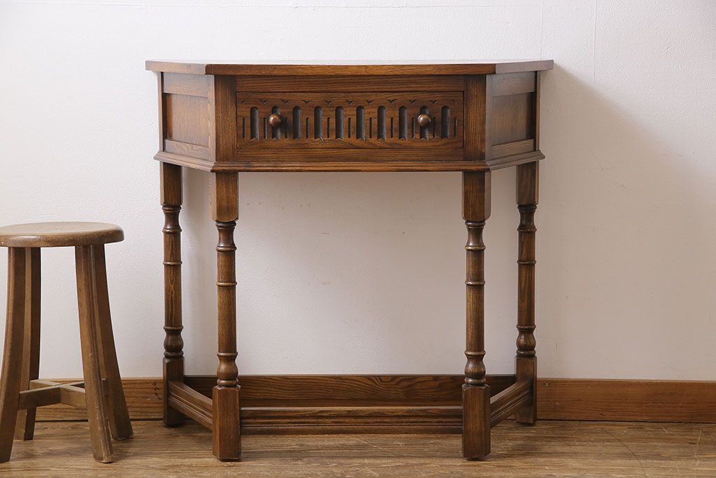 アンティーク家具　イギリス製　アンティーク調のデザインが魅力のコンソールテーブル(サイドテーブル)