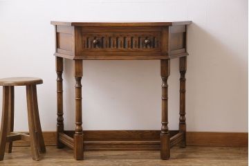 アンティーク家具　イギリス製　アンティーク調のデザインが魅力のコンソールテーブル(サイドテーブル)