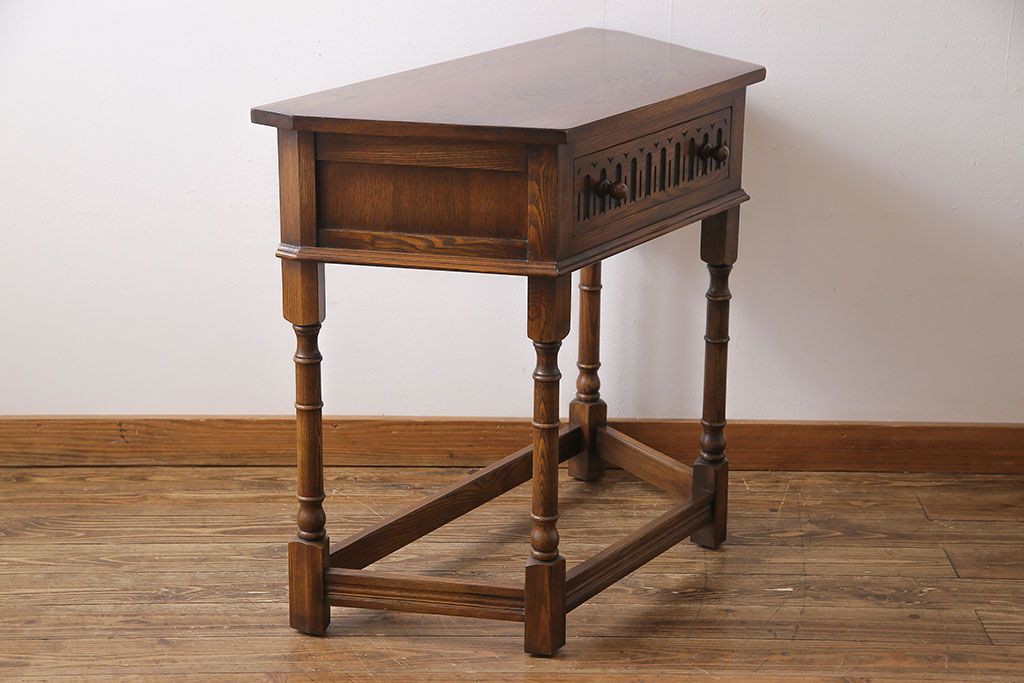 アンティーク家具　イギリス製　アンティーク調のデザインが魅力のコンソールテーブル(サイドテーブル)